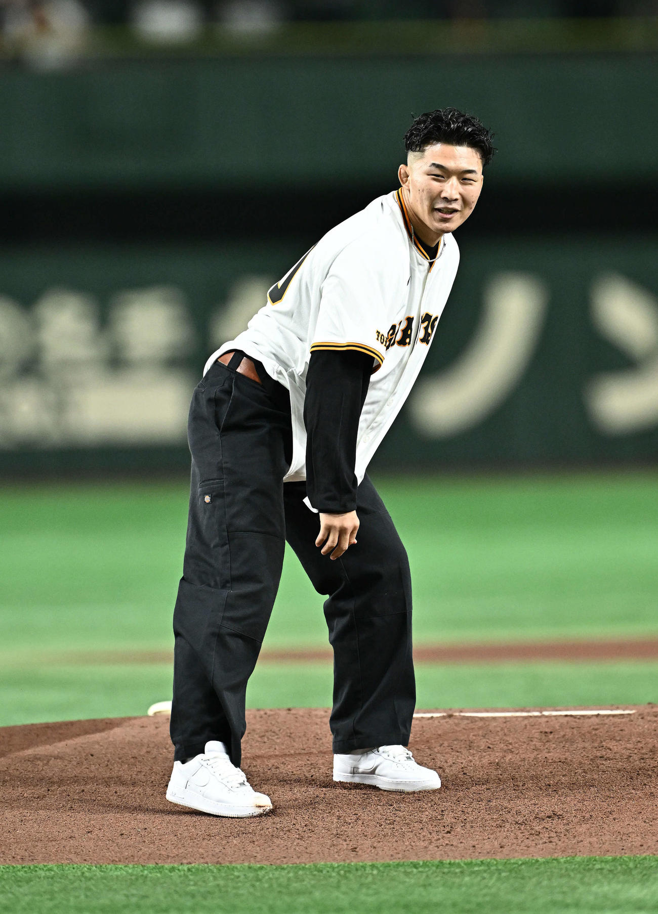巨人対DeNA　セレモニアルピッチで投球する男子レスリングの日下（撮影・滝沢徹郎）