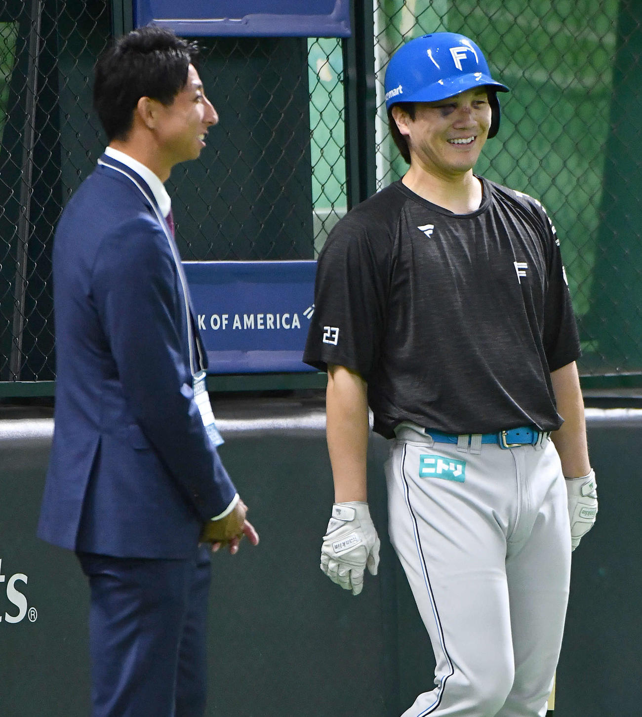 ソフトバンク対日本ハム　試合前、福田秀平氏（左）と談笑する伏見（撮影・岩下翔太）