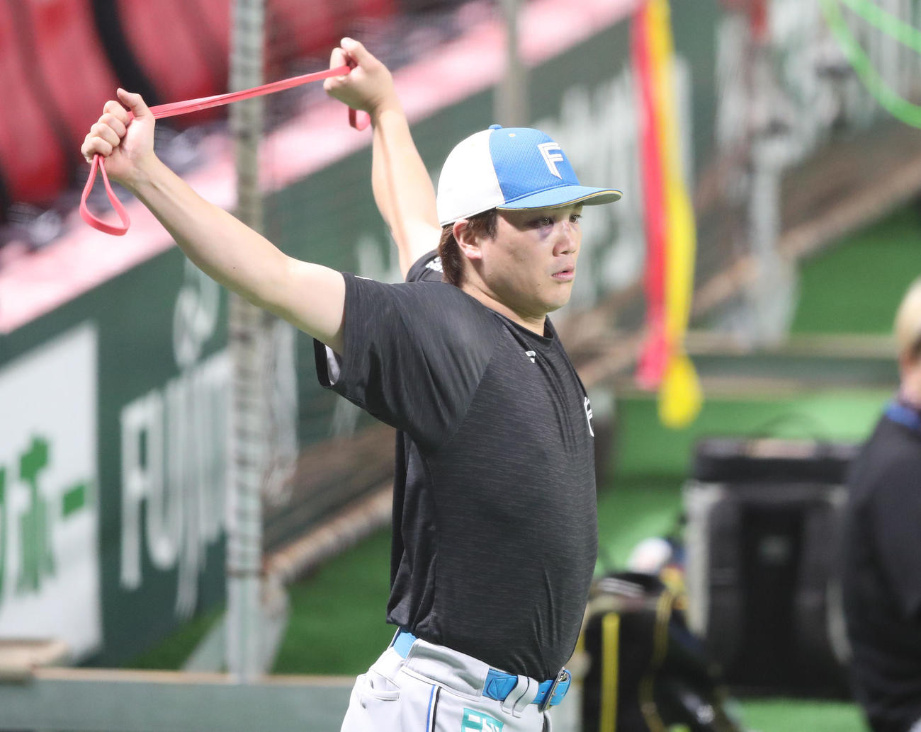 ソフトバンク対日本ハム　試合前練習でストレッチをおこなう伏見（撮影・鬼束羽瑠菜）