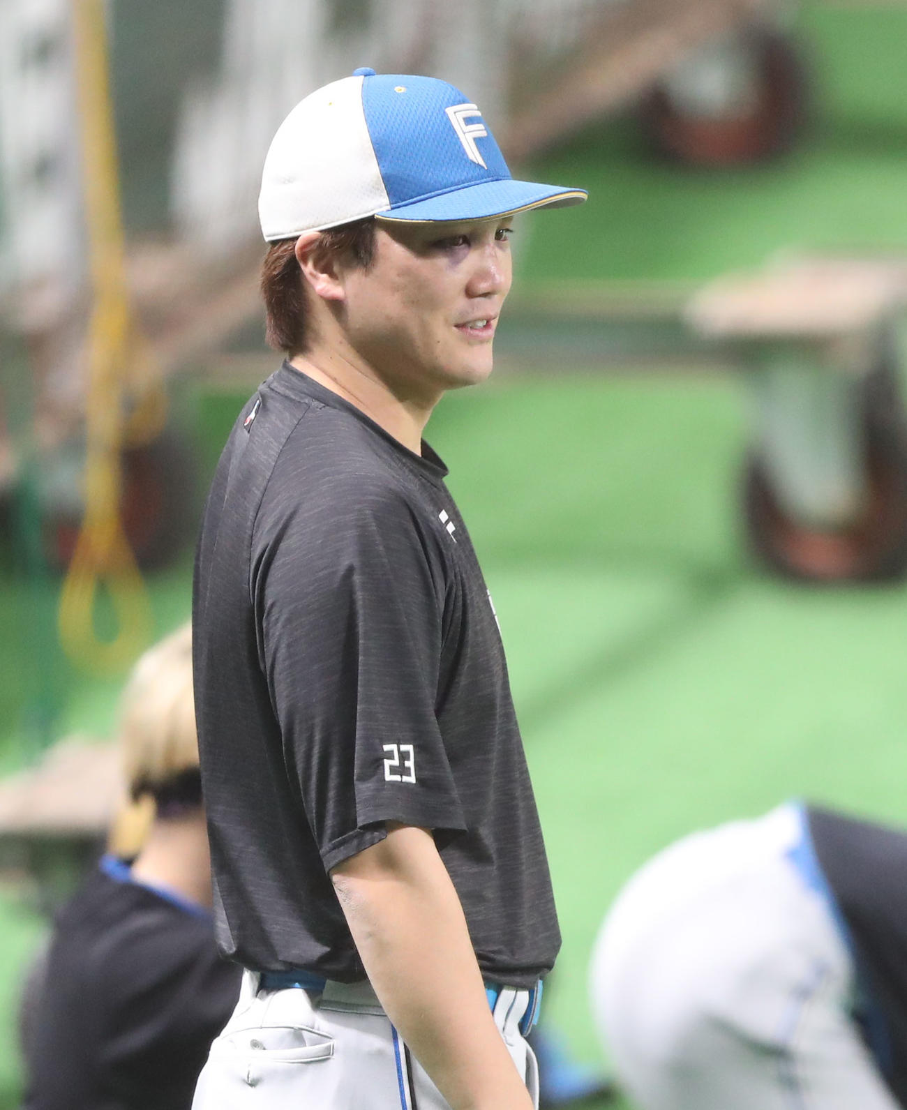 ソフトバンク対日本ハム　試合前練習に出てきた伏見（撮影・鬼束羽瑠菜）