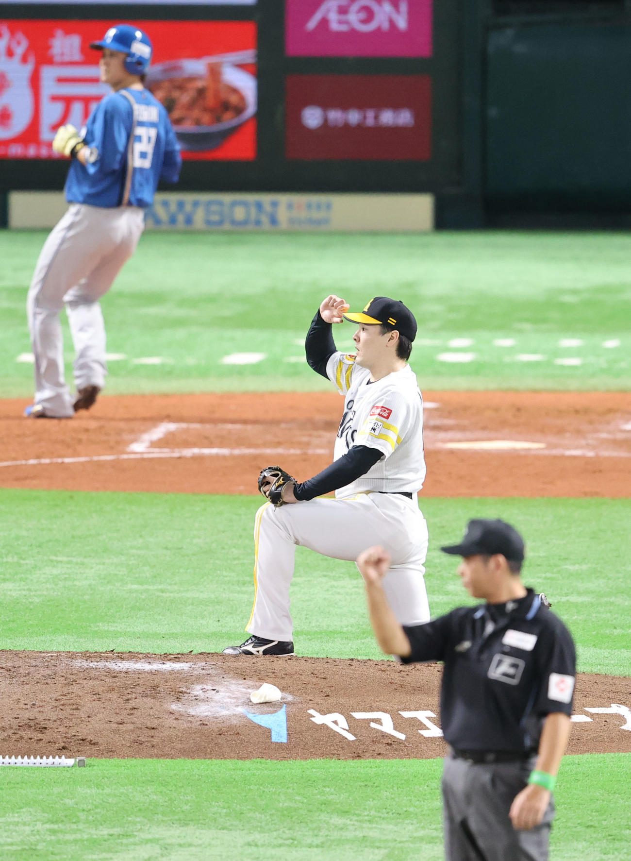 ソフトバンク対日本ハム　3回表日本ハム1死一、三塁、松本剛の打球を二塁手の川瀬が処理し併殺。有原は川瀬に拍手を送る（撮影・梅根麻紀）