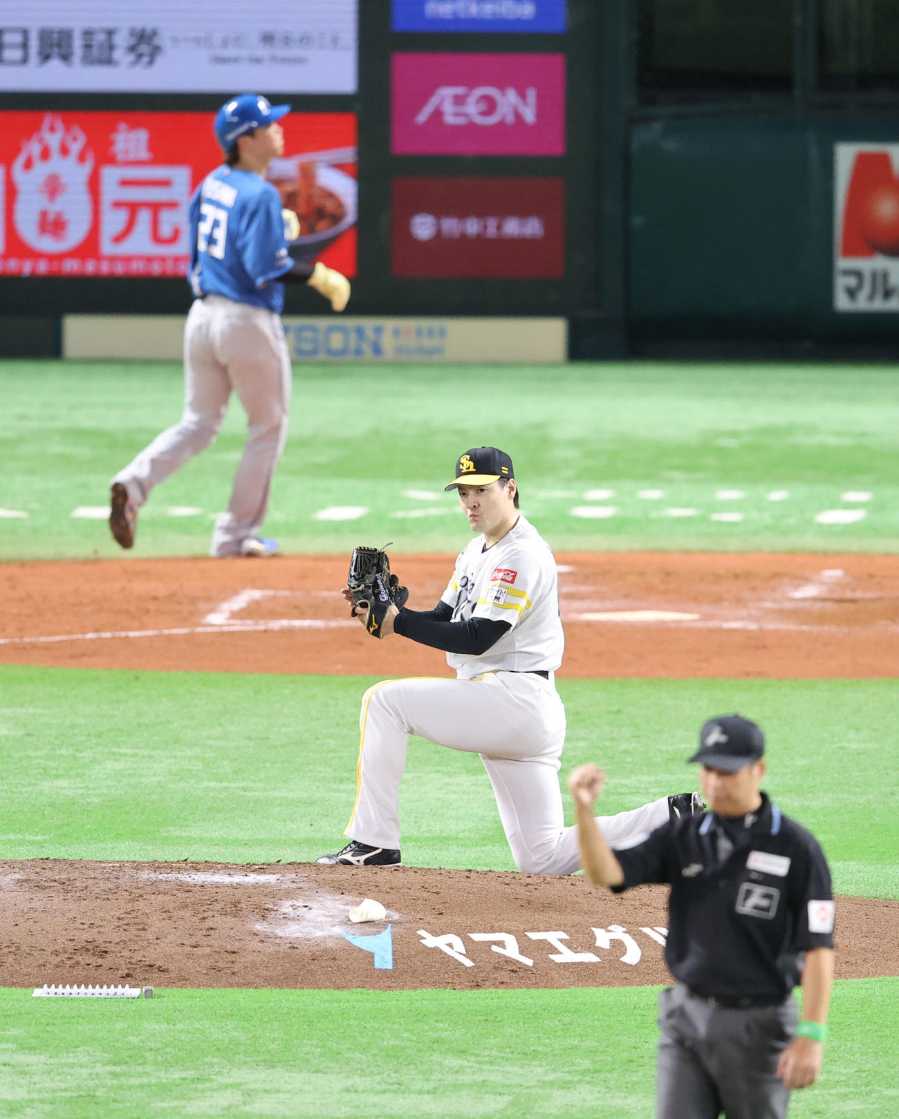 ソフトバンク対日本ハム　3回表日本ハム1死一、三塁、松本剛の打球を二塁手の川瀬が処理し併殺。有原は川瀬に拍手を送る（撮影・梅根麻紀）