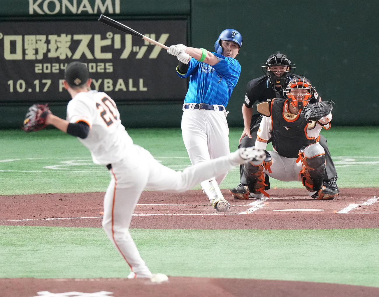 巨人対DeNA 1回表DeNA1死一塁、左飛に倒れる佐野。投手戸郷（撮影・鈴木みどり）