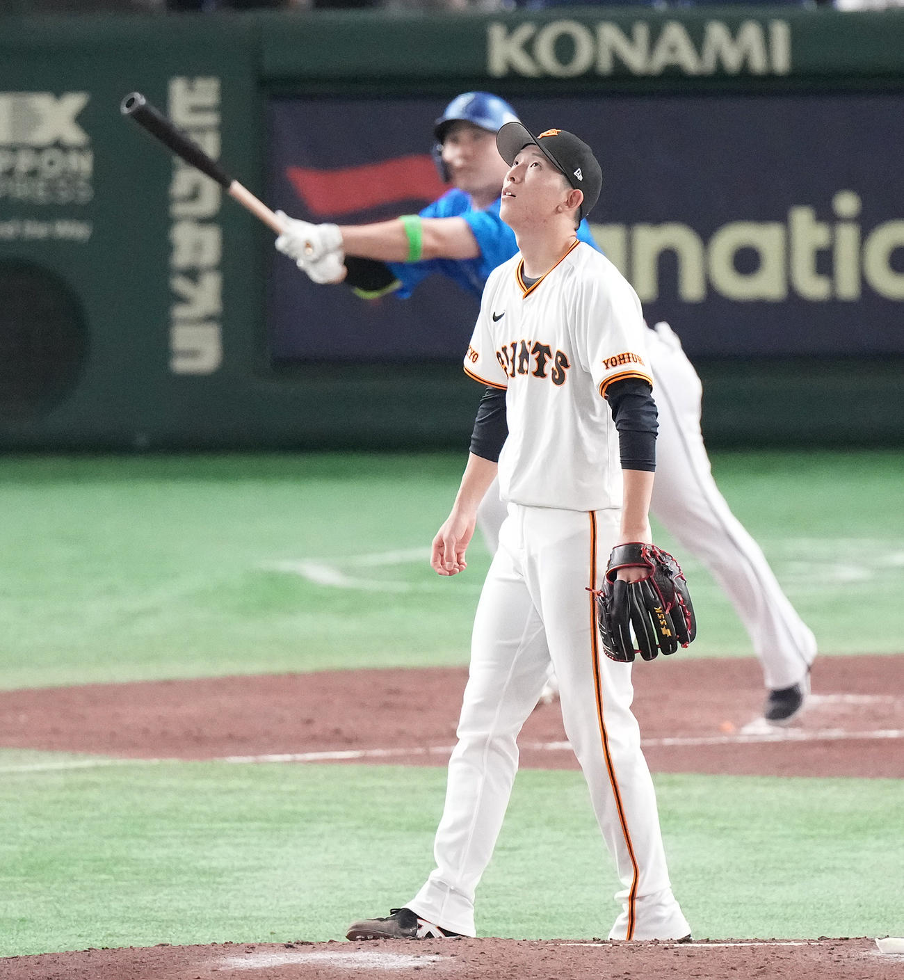 巨人対DeNA 4回表DeNA無死、佐野に右中間への先制ソロ本塁打を浴びる戸郷（撮影・鈴木みどり）
