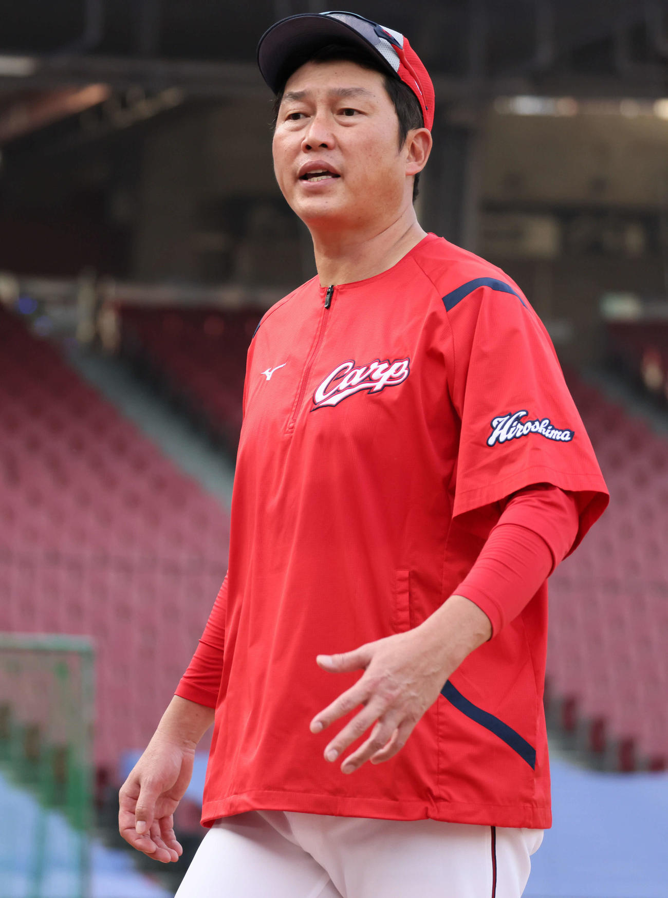 秋季練習初日から力が入る広島新井監督（撮影・加藤孝規）