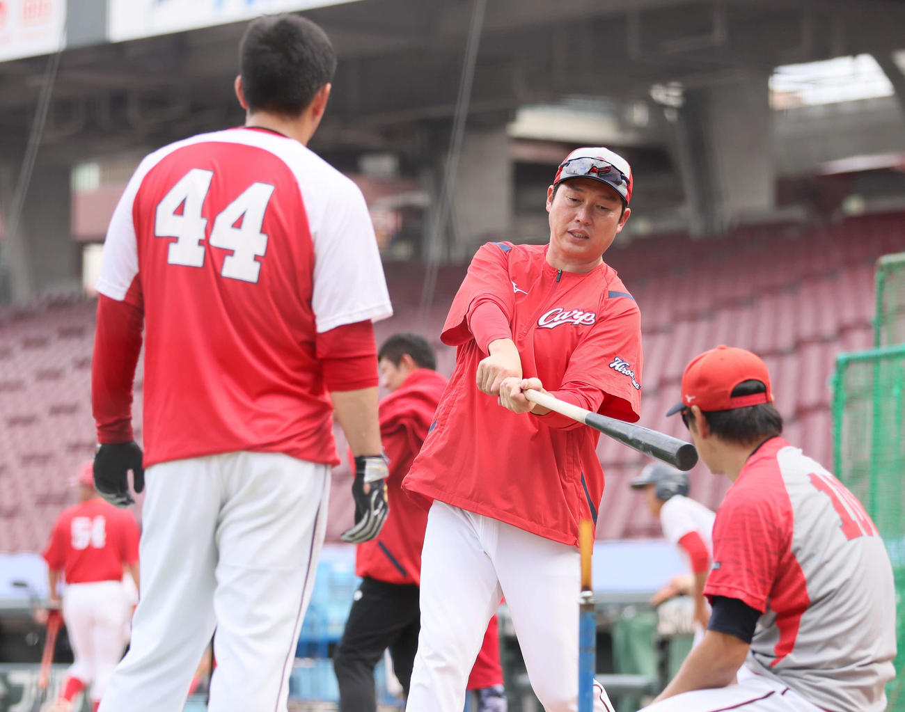 秋季練習で林（左）に打撃指導する広島新井監督（撮影・加藤孝規）