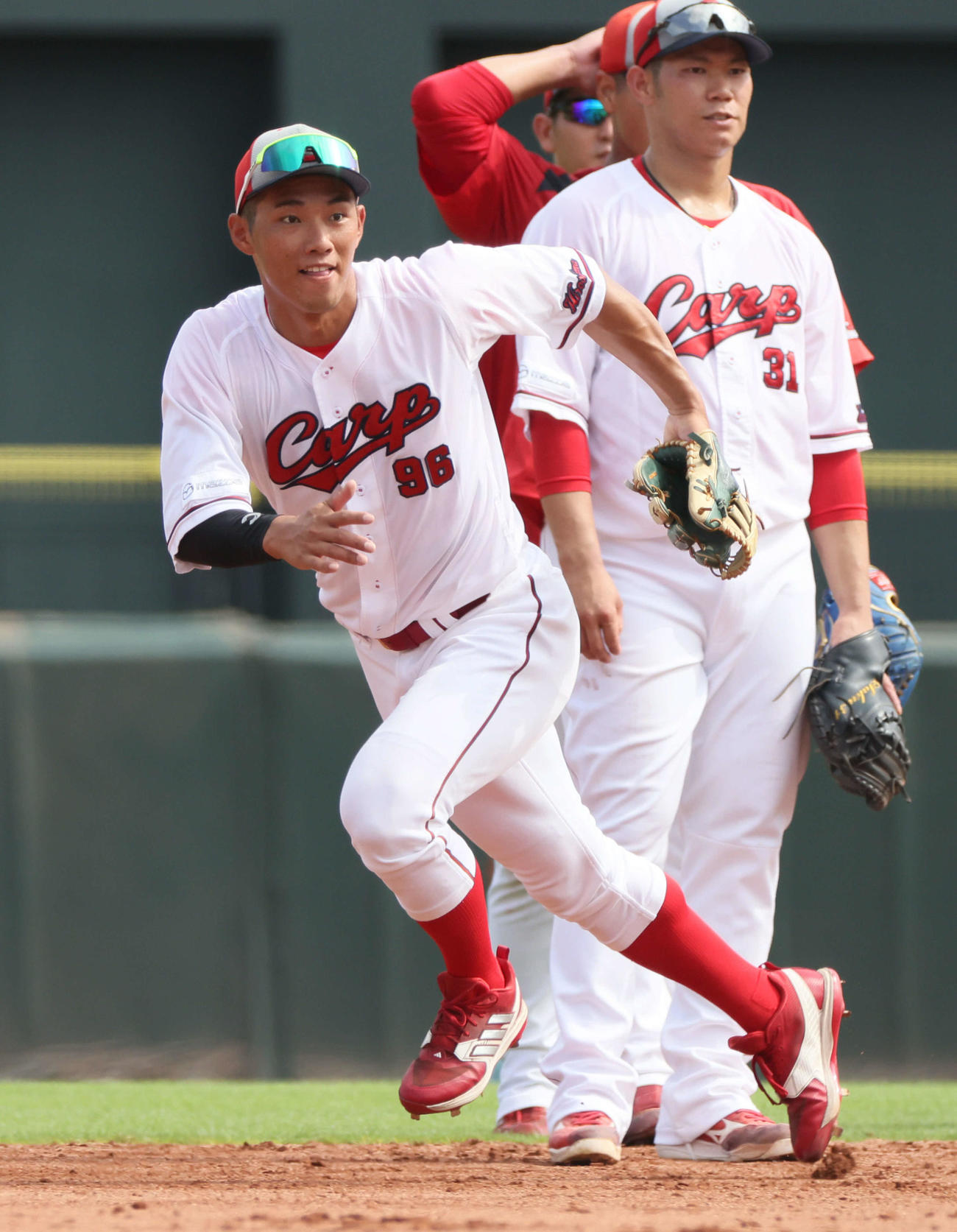 ノックを受ける広島中村奨。右は坂倉（撮影・加藤孝規）