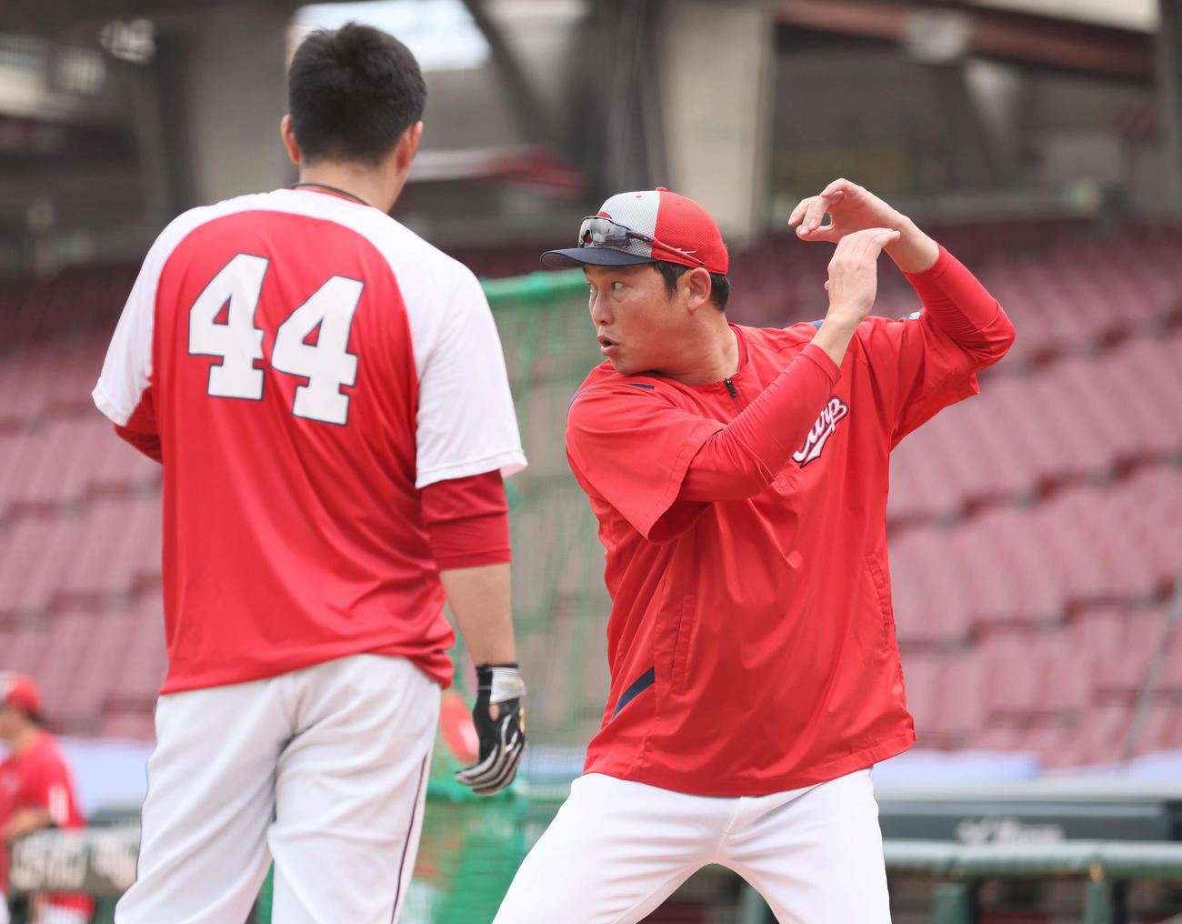 秋季練習で林（左）を指導する広島新井監督（撮影・加藤孝規）