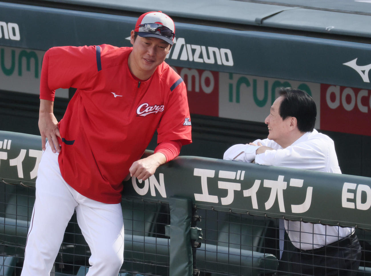 秋季練習中、鈴木球団本部長（右）と話し合う広島新井監督（撮影・加藤孝規）