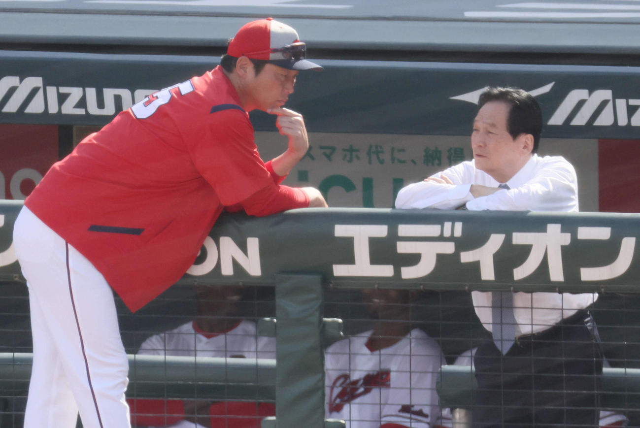 秋季練習中、鈴木球団本部長（右）と話し合う広島新井監督（撮影・加藤孝規）