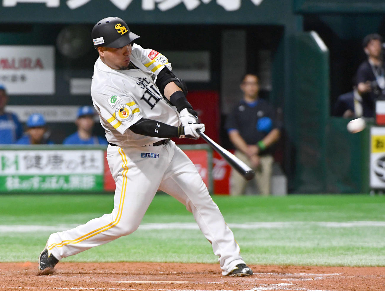 ソフトバンク対日本ハム　3回裏ソフトバンク2死一塁、山川は勝ち越しの適時中二塁打を放つ（撮影・岩下翔太）