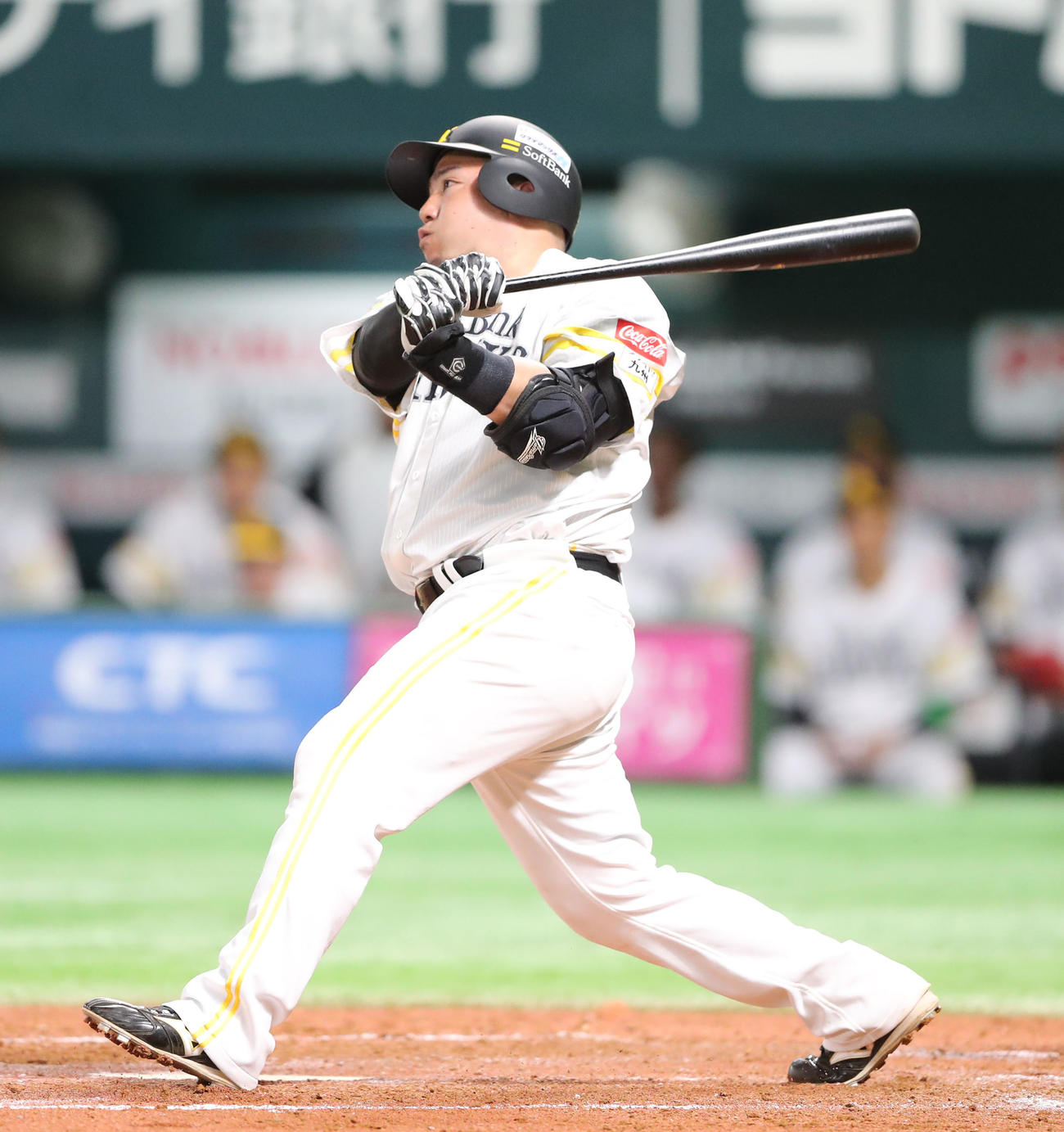 ソフトバンク対日本ハム　3回裏ソフトバンク2死一塁、山川は中越えに勝ち越しの適時二塁打を放つ（撮影・鬼束羽瑠菜）