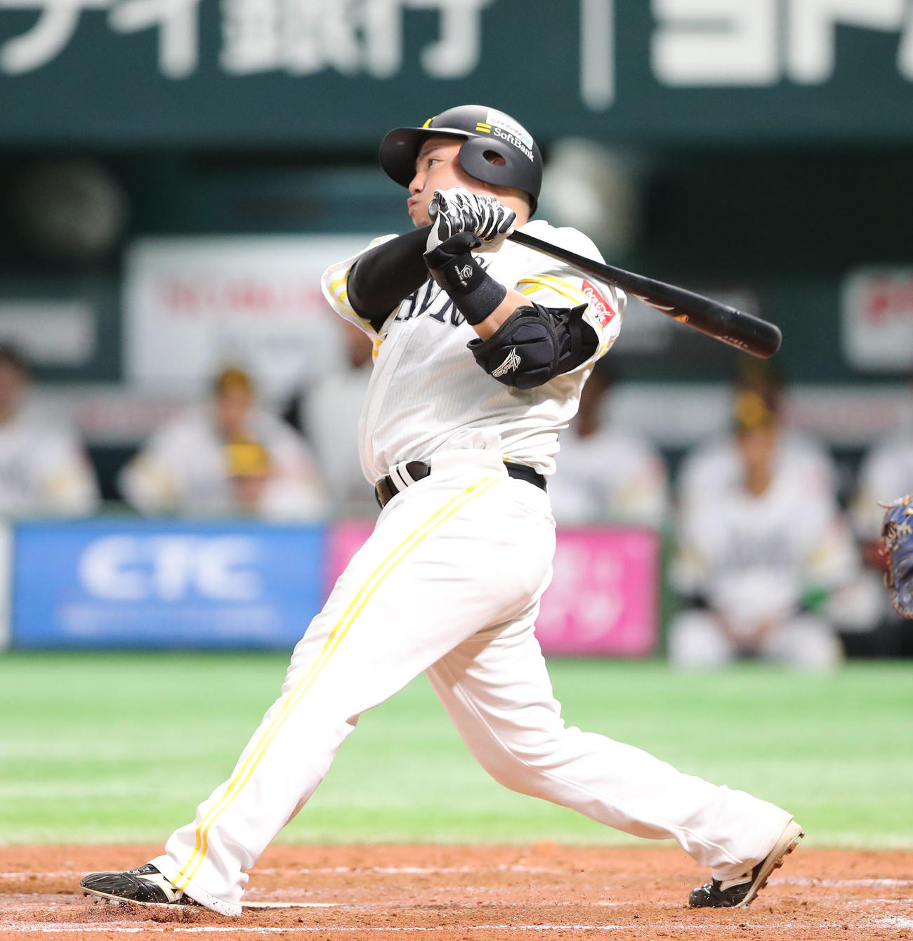 ソフトバンク対日本ハム　3回裏ソフトバンク2死一塁、山川は中越えに勝ち越しの適時二塁打を放つ（撮影・鬼束羽瑠菜）