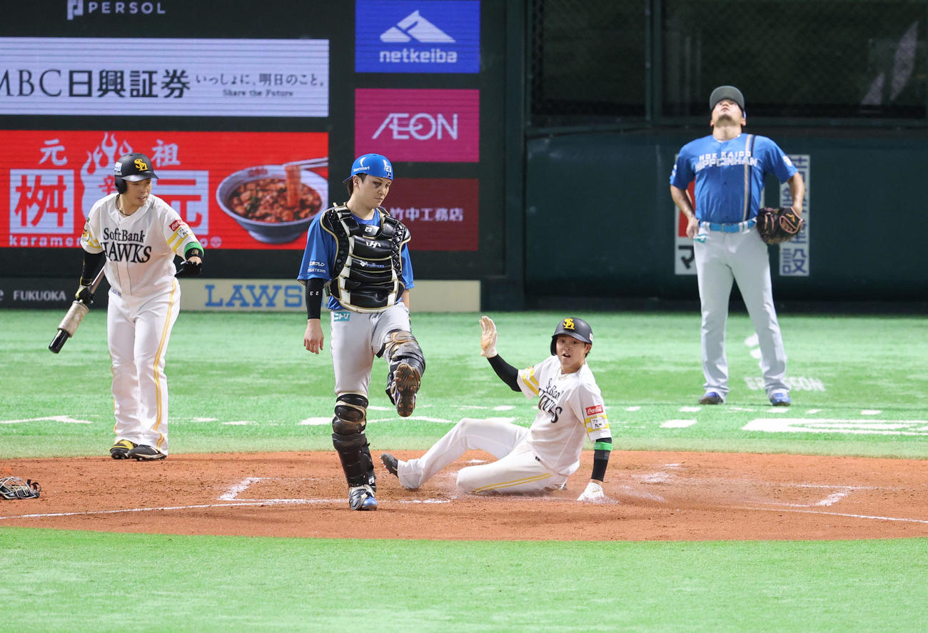 ソフトバンク対日本ハム　3回裏ソフトバンク2死一塁、山川の中越え勝ち越し適時二塁打で生還する川瀬（撮影・梅根麻紀）