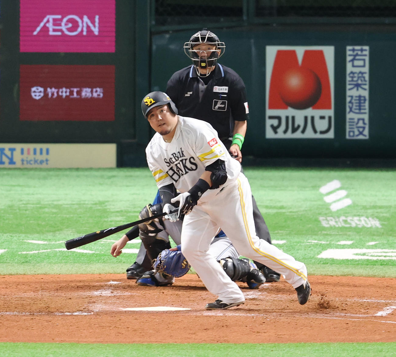 ソフトバンク対日本ハム　3回裏ソフトバンク2死一塁、山川は中越えに勝ち越し適時二塁打を放つ（撮影・梅根麻紀）