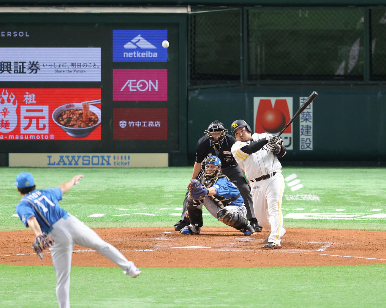 ソフトバンク対日本ハム　3回裏ソフトバンク2死一塁、山川は中越えに勝ち越し適時二塁打を放つ（撮影・梅根麻紀）