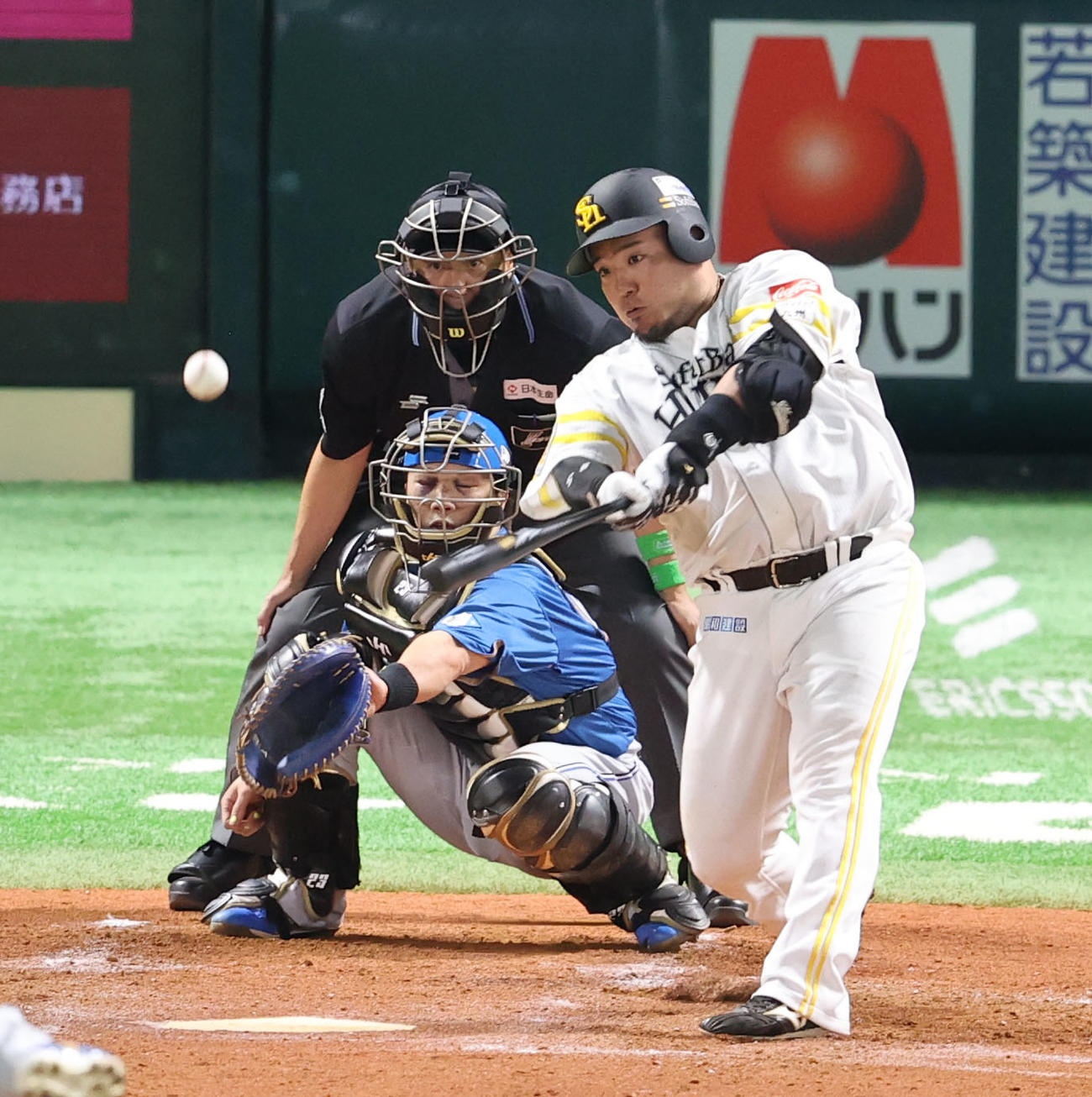 ソフトバンク対日本ハム　3回裏ソフトバンク2死一塁、山川は中越えに勝ち越し適時二塁打を放つ（撮影・梅根麻紀）