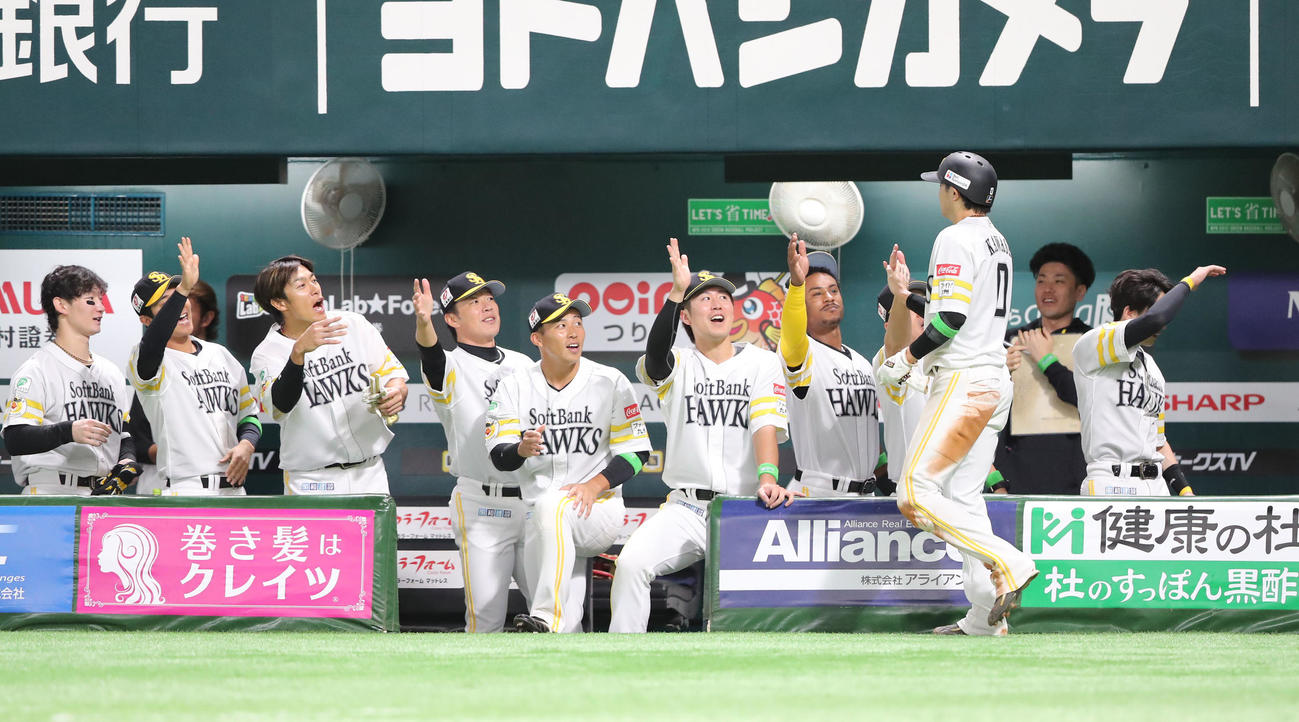 ソフトバンク対日本ハム　3回裏ソフトバンク2死一塁、山川の中越え勝ち越し適時二塁打で生還した川瀬はベンチのナインとタッチ（撮影・鬼束羽瑠菜）