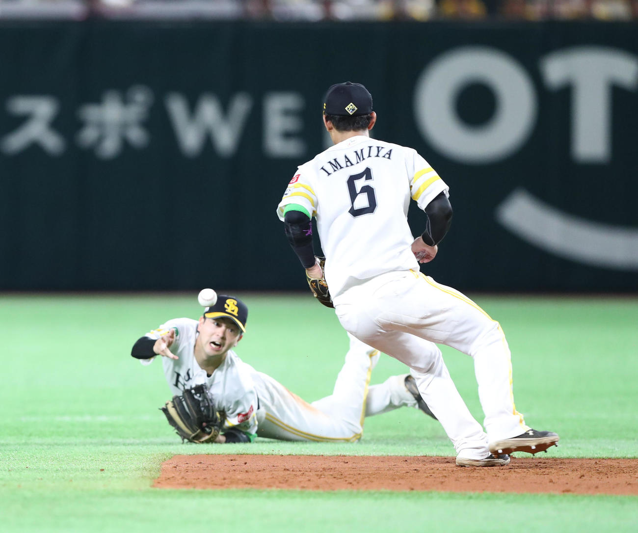 ソフトバンク対日本ハム　3回表日本ハム1死一、三塁、松本の打球を川瀬が好捕しダブルプレーに抑える（撮影・鬼束羽瑠菜）