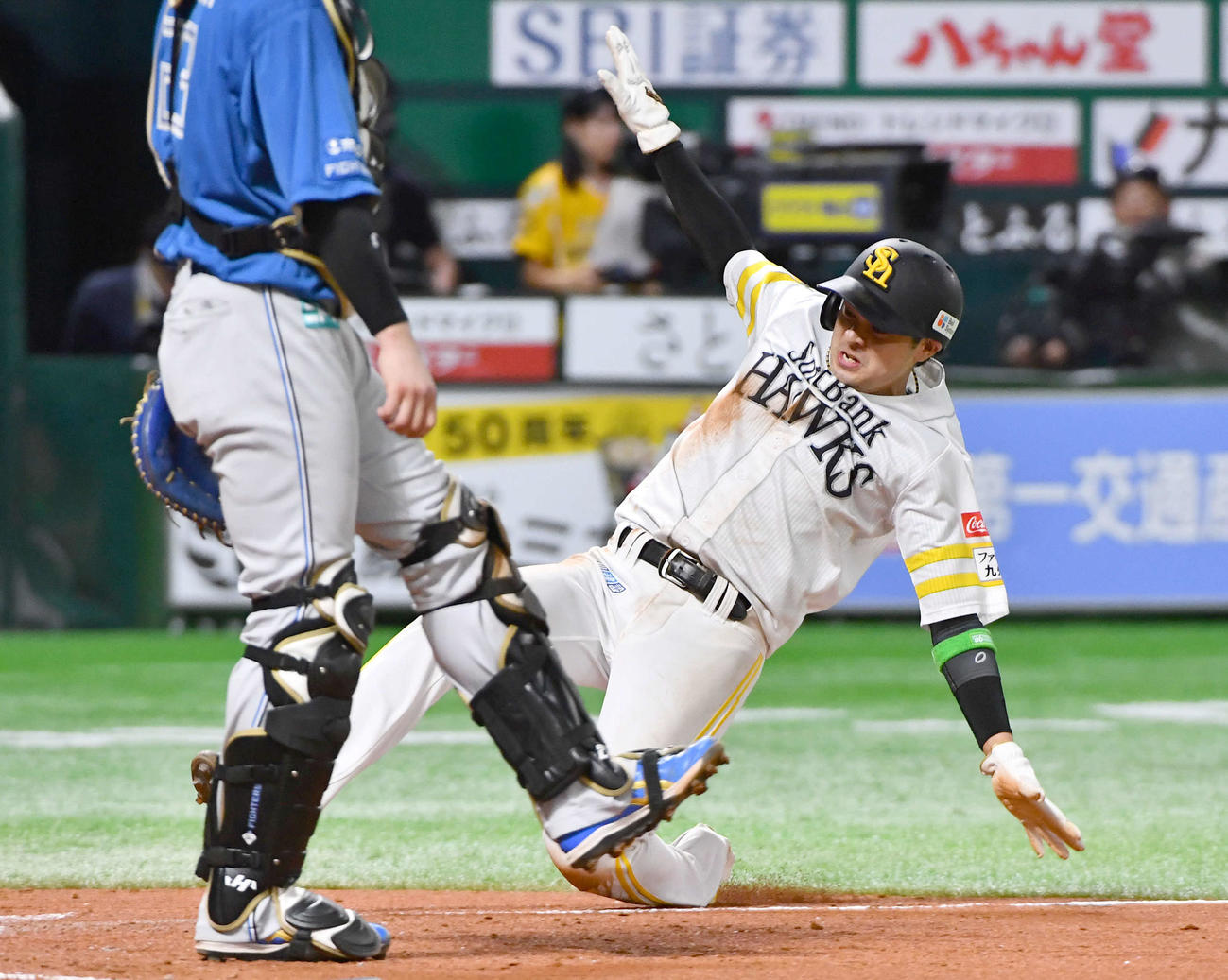 ソフトバンク対日本ハム　3回裏ソフトバンク2死一塁、山川の勝ち越し適時中二塁打で生還する川瀬（撮影・岩下翔太）