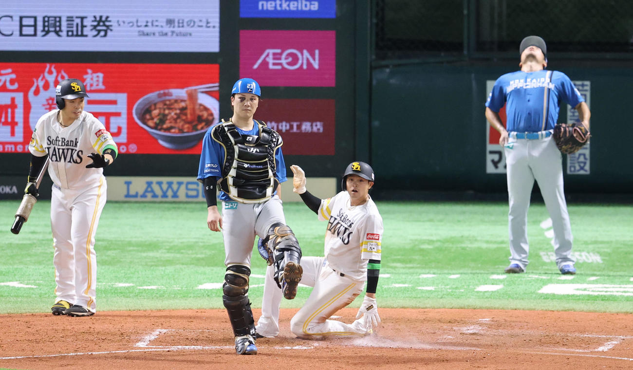 ソフトバンク対日本ハム　3回裏ソフトバンク2死一塁、山川の中越え勝ち越し適時二塁打で生還する川瀬（撮影・梅根麻紀）