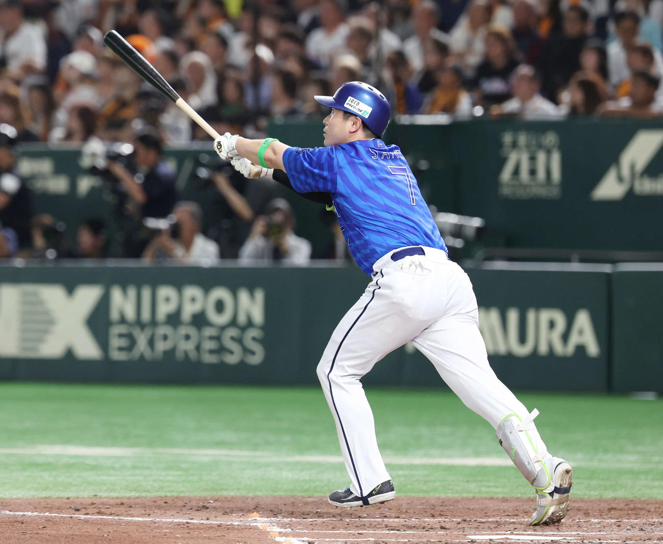 巨人対DeNA 4回表DeNA無死、右越え先制ソロ本塁打を放つ佐野（撮影・宮地輝）