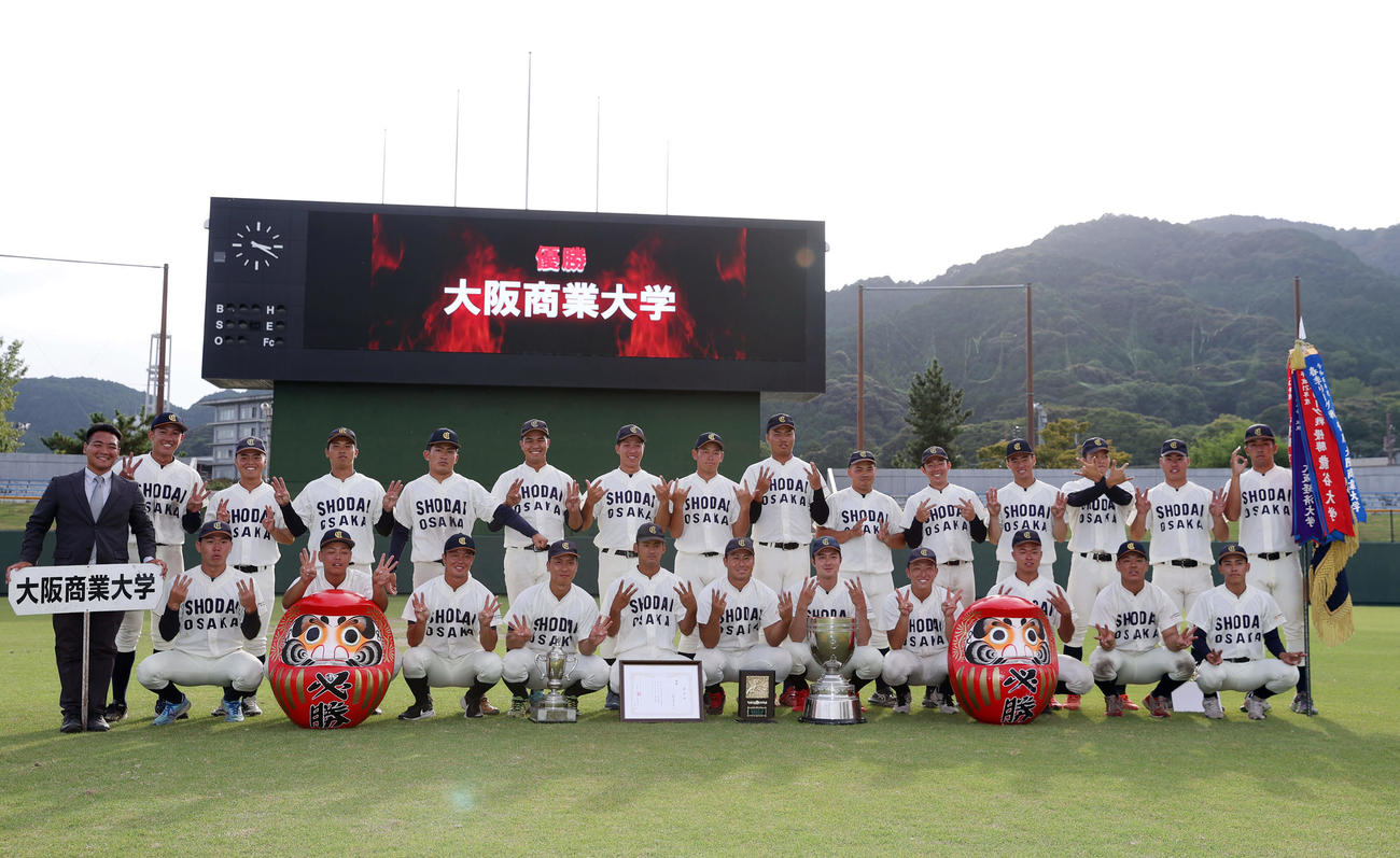 6連覇を達成し、「6」のポーズで集合写真に納まる大商大の選手たち（撮影・前田充）