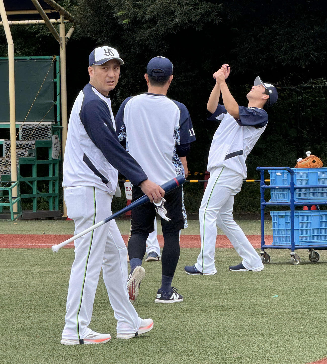 コーチ業初日、慣れないノックバットの扱いに苦戦するヤクルト井野コーチ（左）