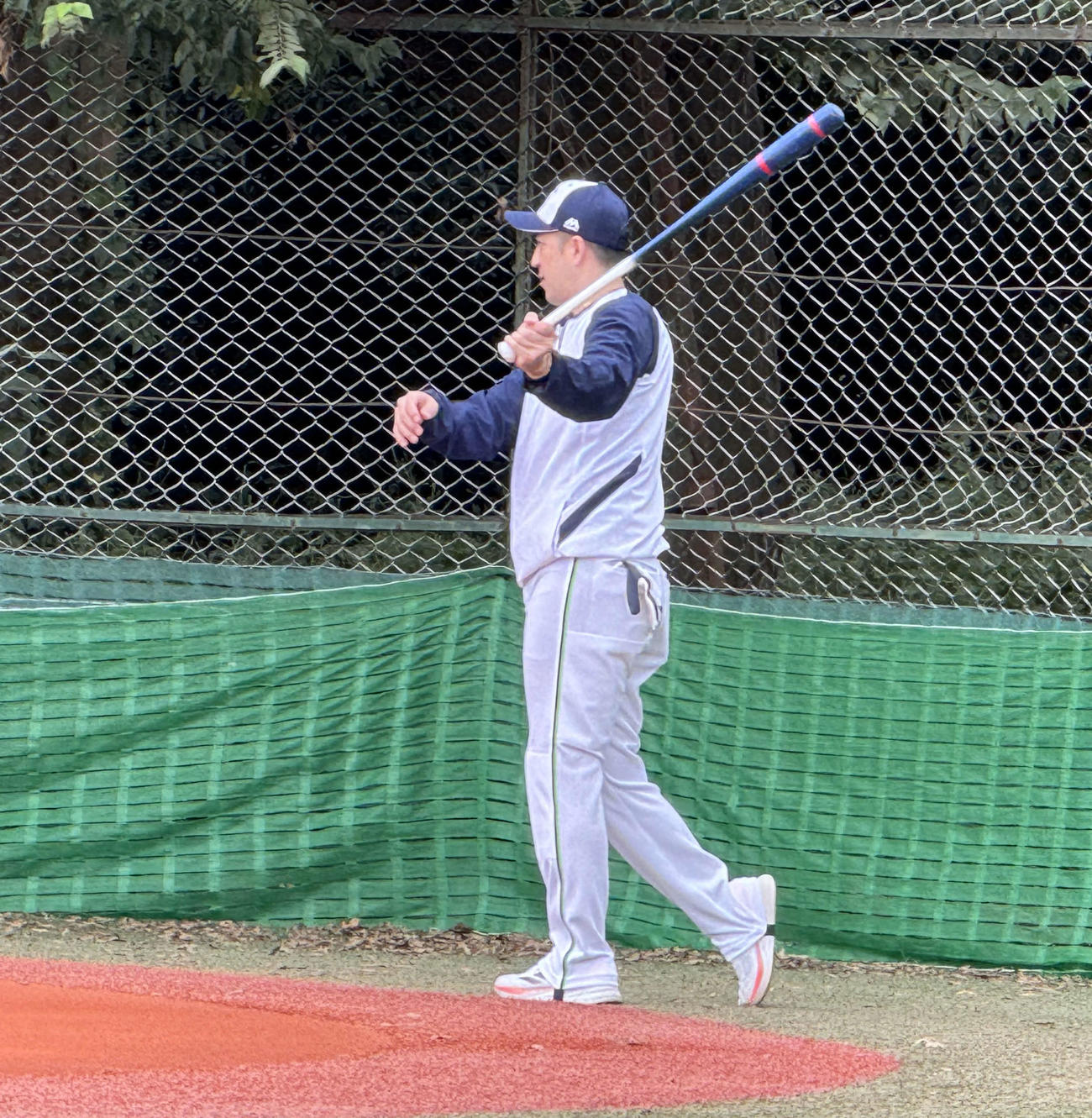 コーチ業初日、慣れないノックバットの扱いに苦戦するヤクルト井野コーチ