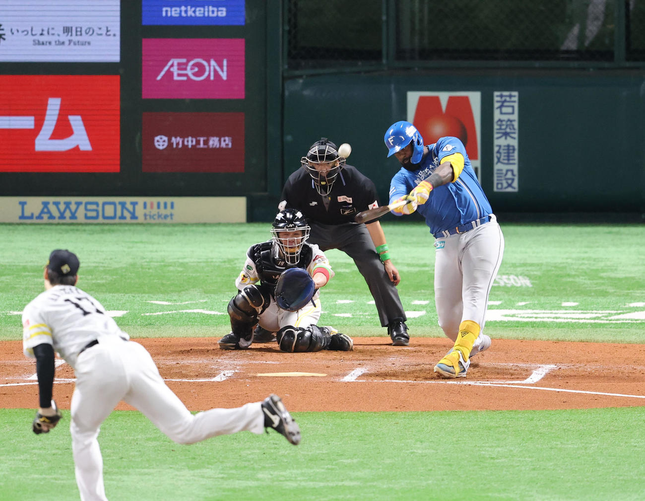ソフトバンク対日本ハム　7回表日本ハム無死、レイエスは左中間に本塁打を放つ（撮影・梅根麻紀）