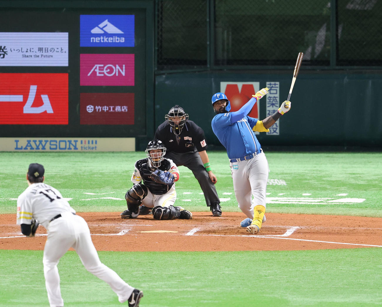 ソフトバンク対日本ハム　7回表日本ハム無死、レイエスは左中間に本塁打を放つ（撮影・梅根麻紀）