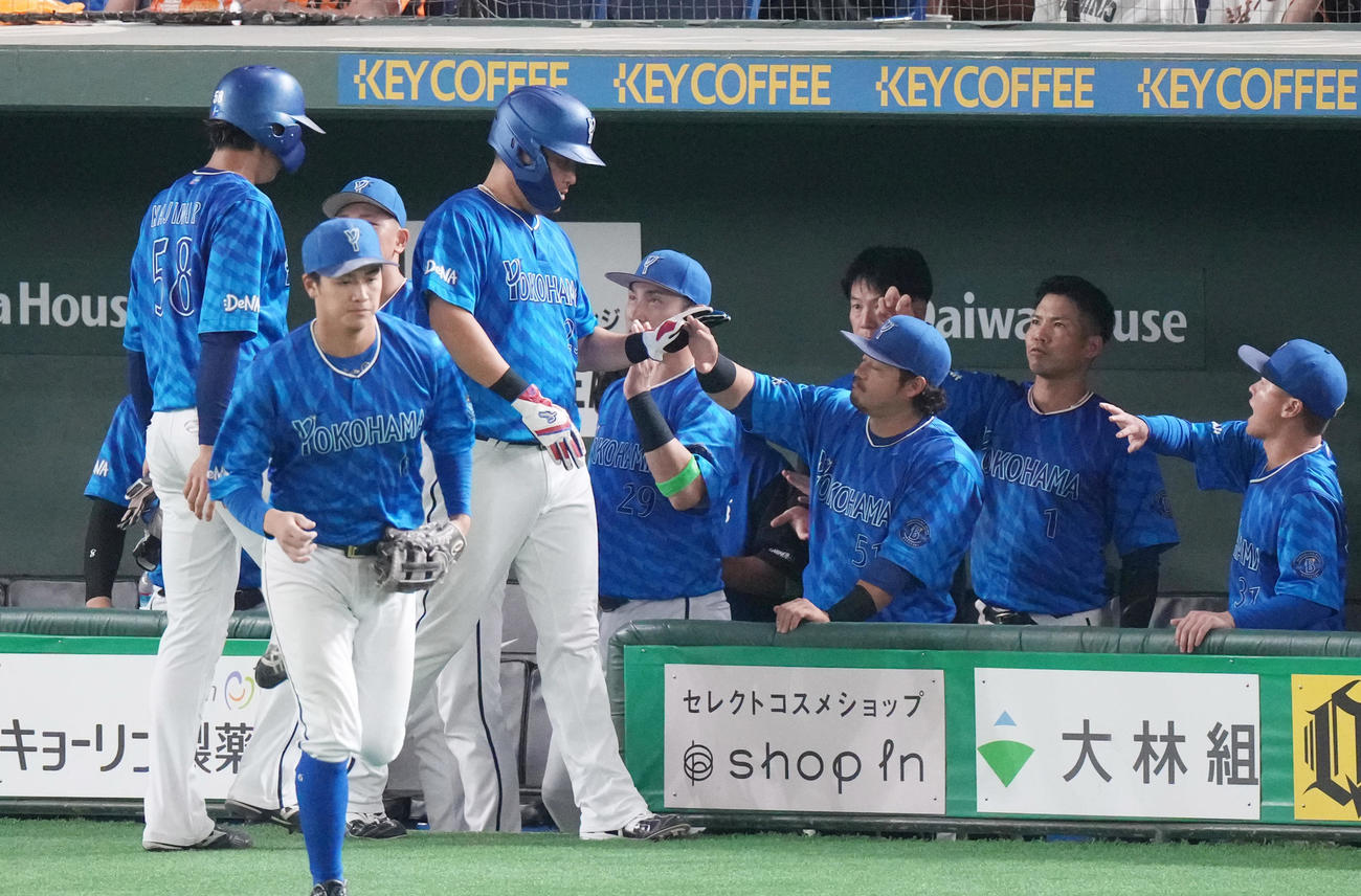 巨人対DeNA 7回表に左前適時打を放ったDeNA筒香（左から3人目）はベンチに戻りナインとタッチを交わす（撮影・鈴木みどり）