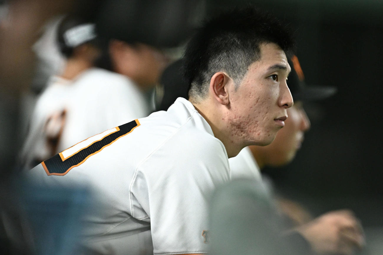 巨人対DeNA 7回表、降板しベンチから戦況を見つめる巨人戸郷（撮影・滝沢徹郎）