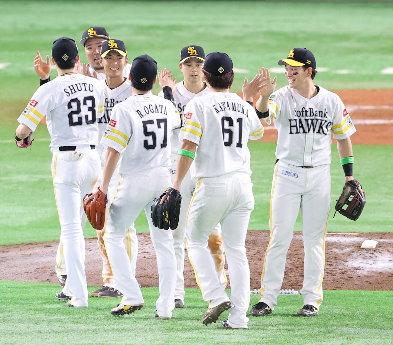 ソフトバンク対日本ハム　勝利したソフトバンクナインはハイタッチをかわす（撮影・梅根麻紀）
