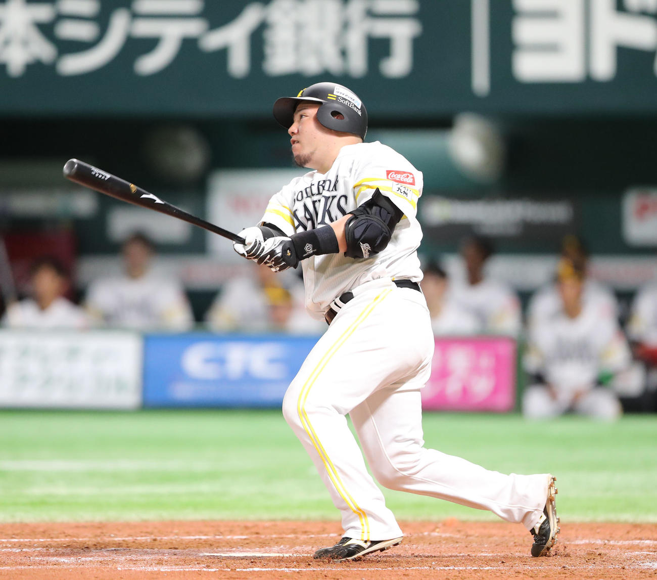 ソフトバンク対日本ハム　3回裏ソフトバンク2死一塁、山川は中越えに勝ち越しの適時二塁打を放つ（撮影・鬼束羽瑠菜）