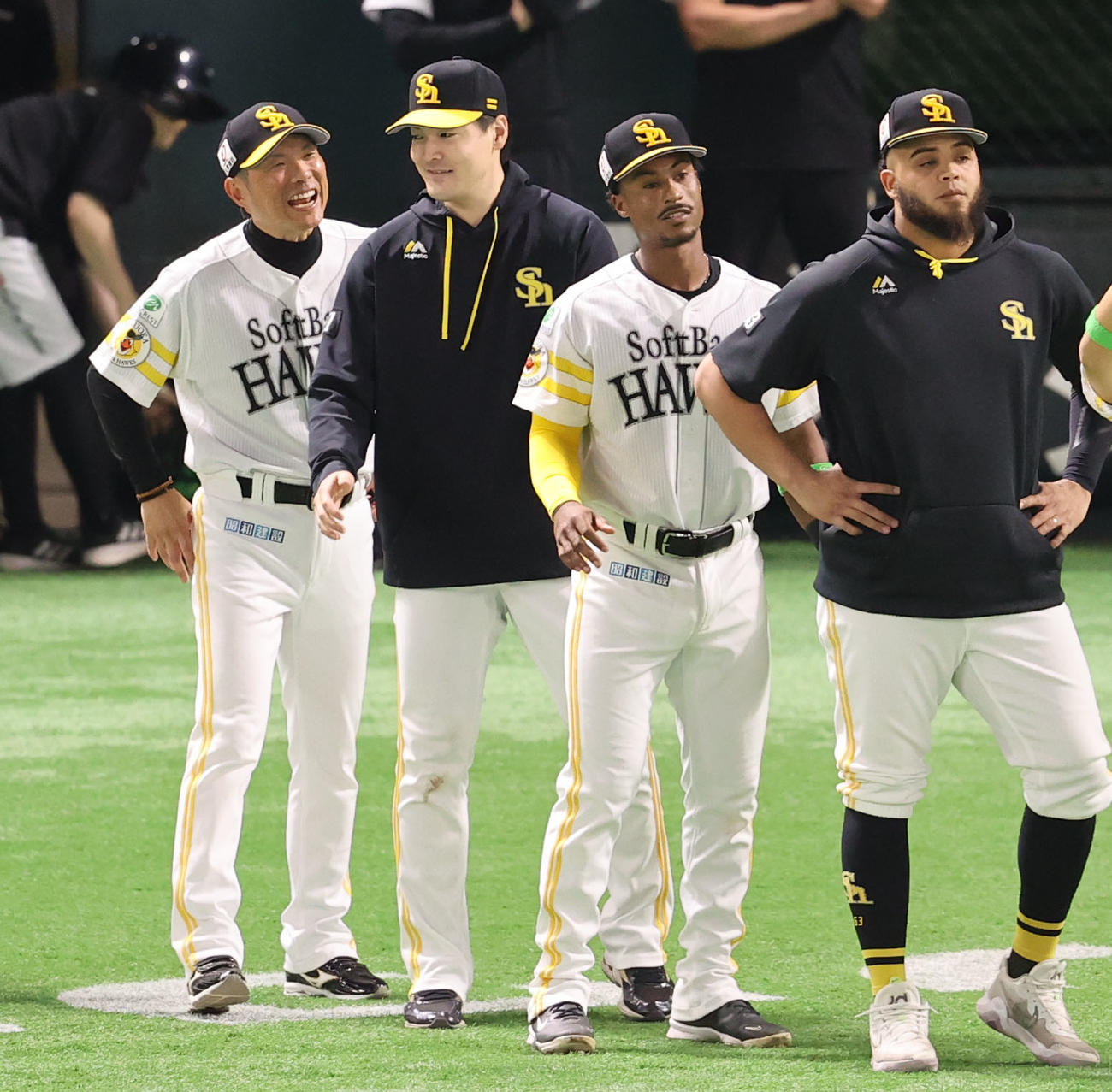 ソフトバンク対日本ハム　勝利投手となった有原に笑顔で話かける小久保監督（撮影・梅根麻紀）