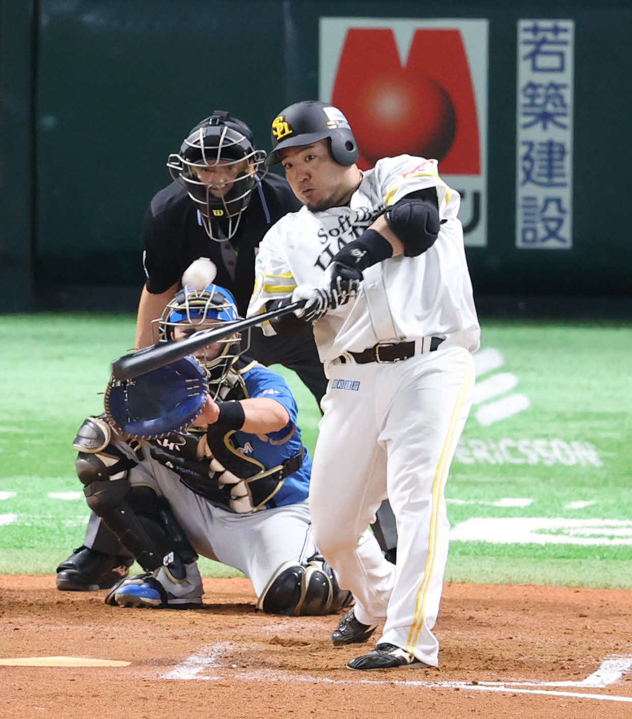 ソフトバンク対日本ハム　8回裏ソフトバンク無死、山川は左越えに本塁打を放つ（撮影・梅根麻紀）