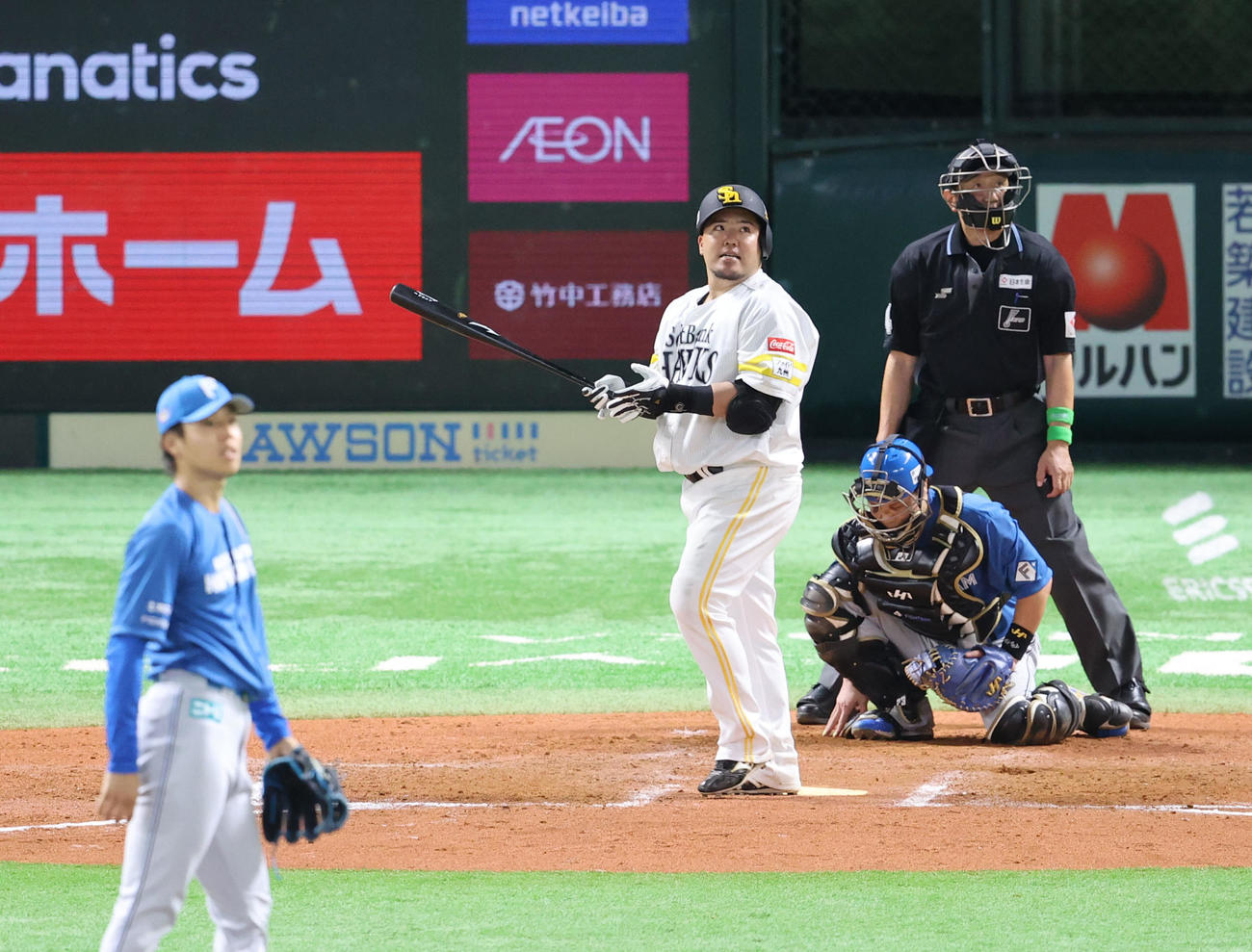 ソフトバンク対日本ハム　8回裏ソフトバンク無死、山川は左越えに本塁打を放つ（撮影・梅根麻紀）