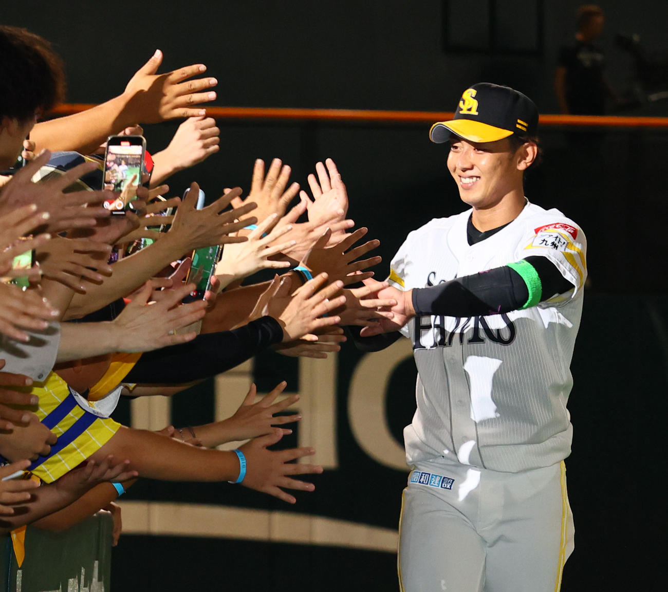 ソフトバンク対日本ハム　本日のヒーローに輝いた今宮はファンとタッチ（撮影・鬼束羽瑠菜）