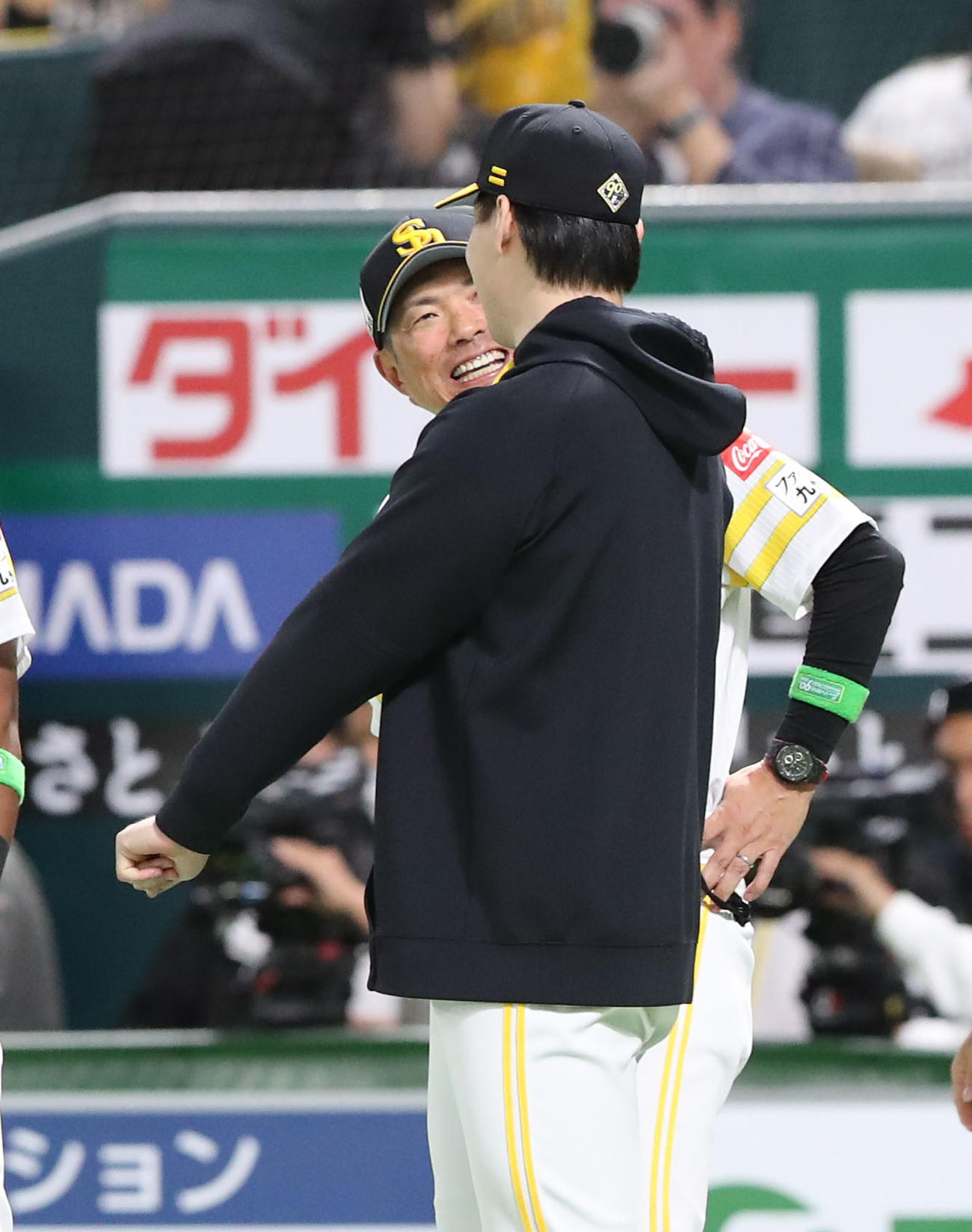 ソフトバンク対日本ハム　日本ハムに勝利し笑顔の小久保監督（奥）（撮影・鬼束羽瑠菜）