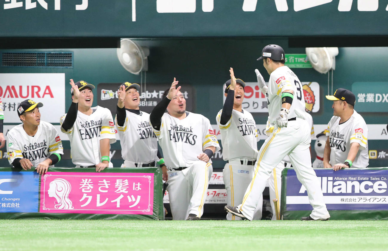 ソフトバンク対日本ハム　2回裏ソフトバンク1死一、三塁、正木の先制の左前適時打で近藤（右）が生還しタッチをかわすナイン（撮影・鬼束羽瑠菜）