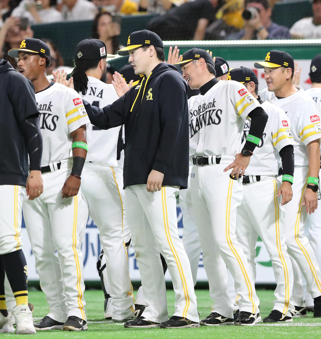 ソフトバンク対日本ハム　日本ハムに勝利しタッチをかわすソフトバンクナイン（撮影・鬼束羽瑠菜）