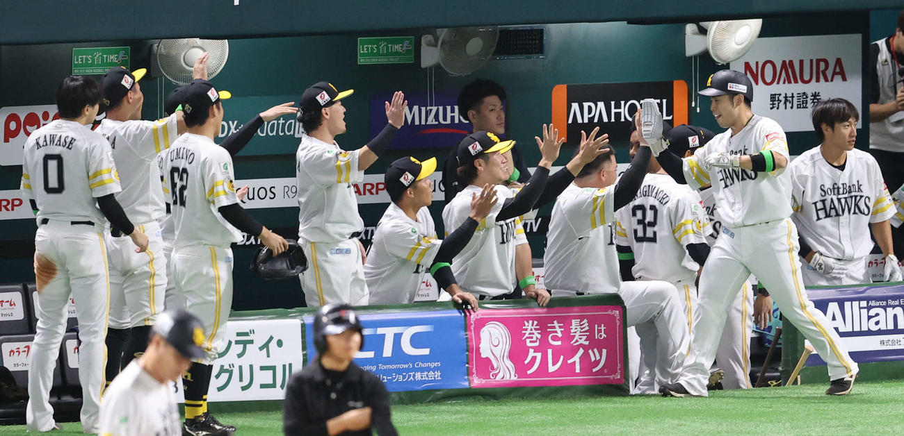 ソフトバンク対日本ハム　2回裏ソフトバンク1死一、三塁、近藤は正木の適時打で先制のホームを踏み、ナインとハイタッチをかわす（撮影・梅根麻紀）