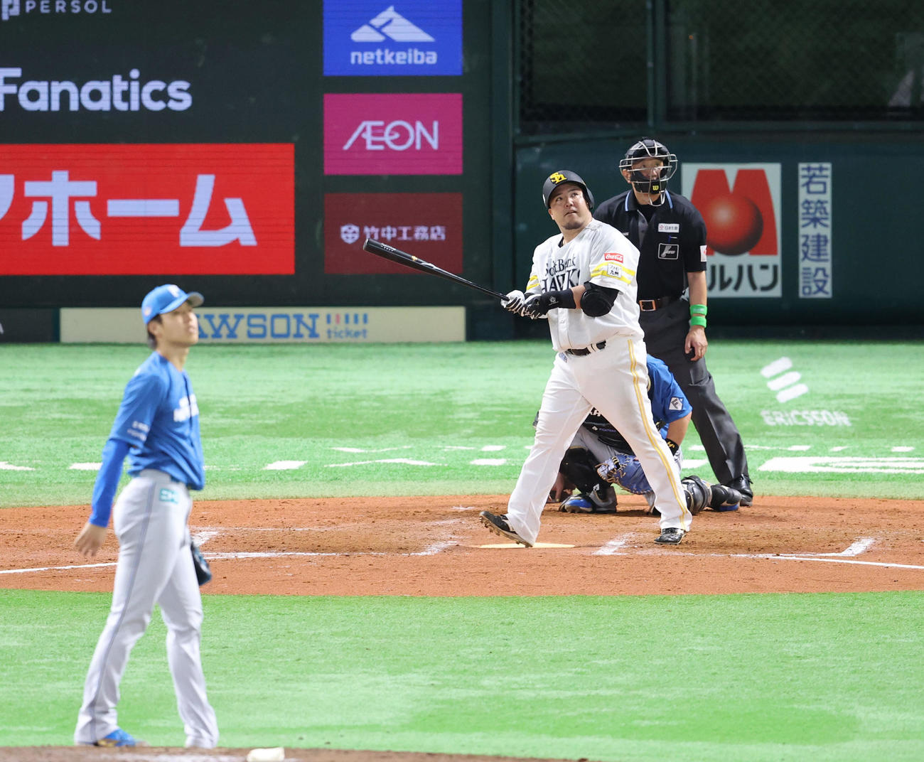 ソフトバンク対日本ハム　8回裏ソフトバンク無死、山川は左越えソロ本塁打を放つ。投手杉浦（撮影・梅根麻紀）