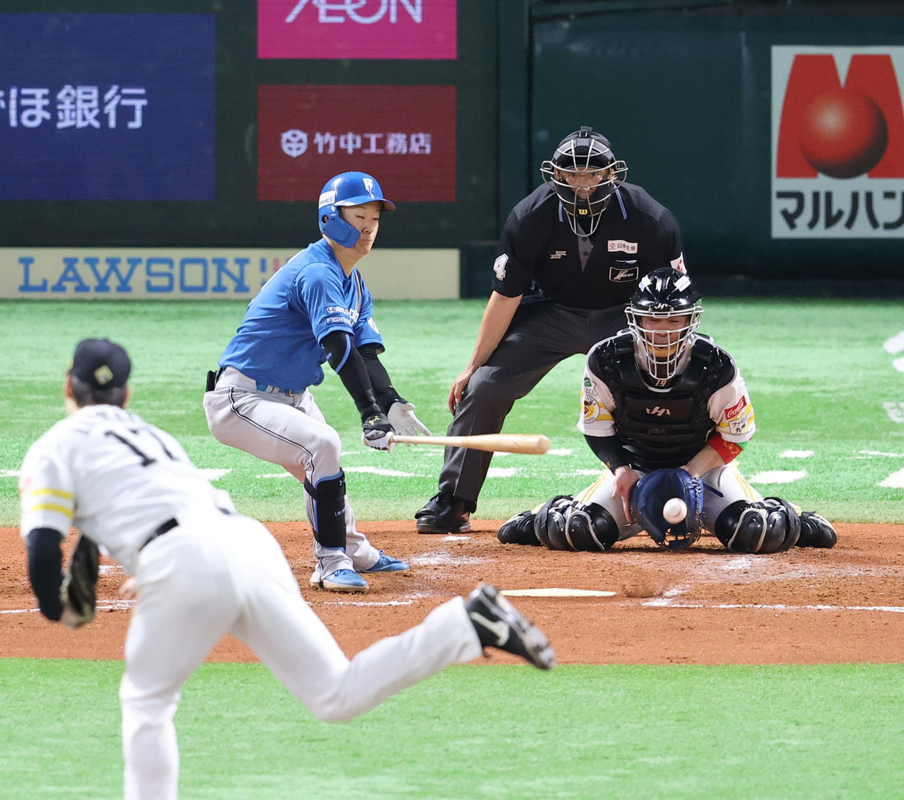 ソフトバンク対日本ハム　3回表日本ハム1死二、三塁、矢沢は同点適時打となる三内野安打を放つ（撮影・梅根麻紀）