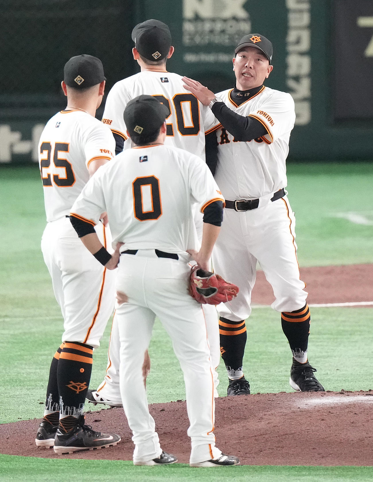 巨人対DeNA 7回表、巨人阿部監督（右）は降板する戸郷をねぎらう（撮影・鈴木みどり）