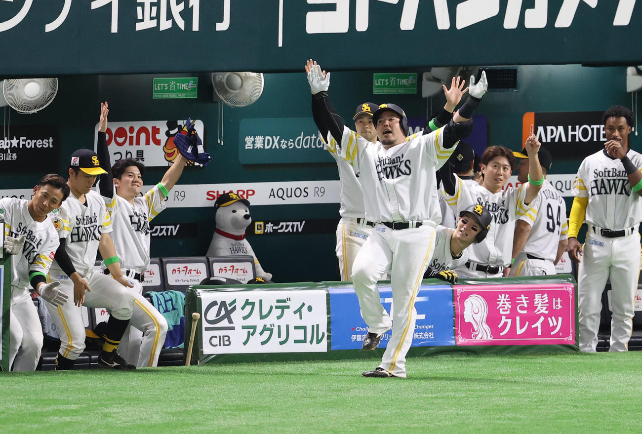 ソフトバンク対日本ハム　8回裏ソフトバンク無死、山川は左越えに本塁打を放ちベンチ前でポーズを決める（撮影・梅根麻紀）