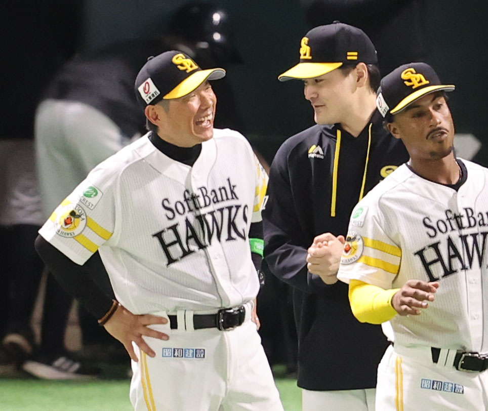 ソフトバンク対日本ハム　勝利投手となった有原に笑顔で話かける小久保監督（撮影・梅根麻紀）