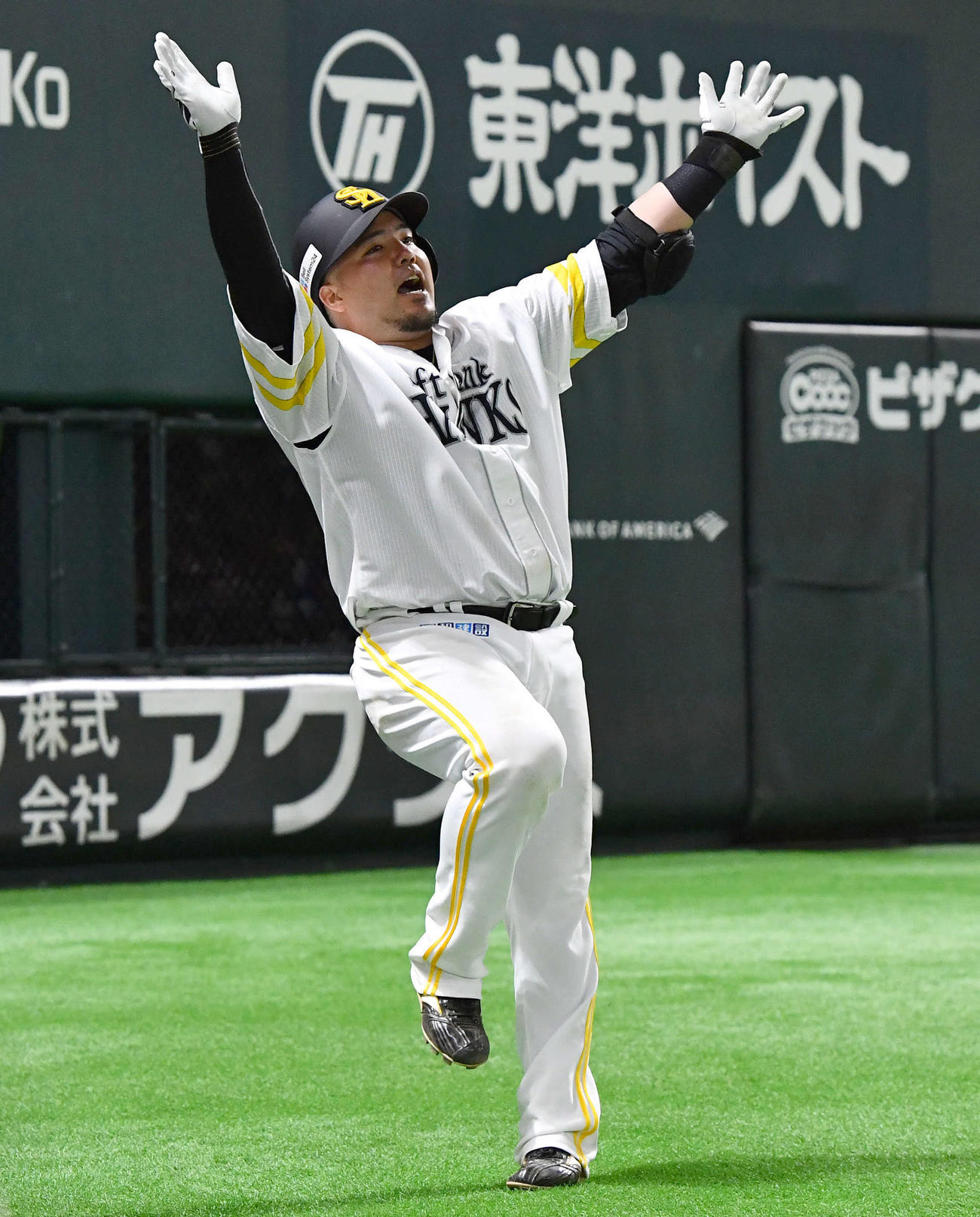ソフトバンク対日本ハム　8回裏ソフトバンク無死、山川は左越え本塁打を放ち、どすこいポーズ（撮影・岩下翔太）
