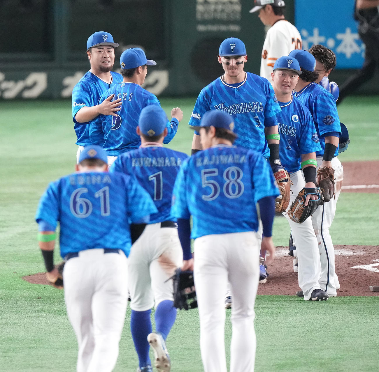巨人対DeNA　巨人に勝利し、タッチを交わす伊勢（左奥）らDeNAナイン（撮影・鈴木みどり）